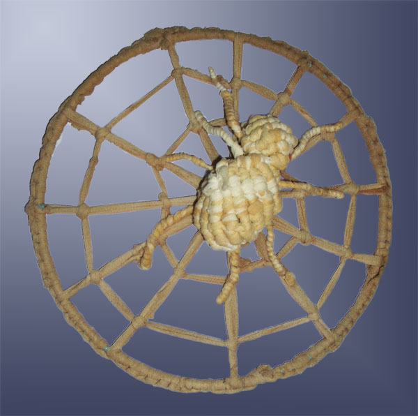 Паук на паутине макраме