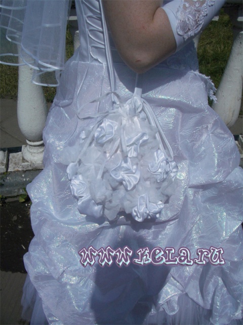 сумочка для невесты, украшенная цветами из шифона и шёлка