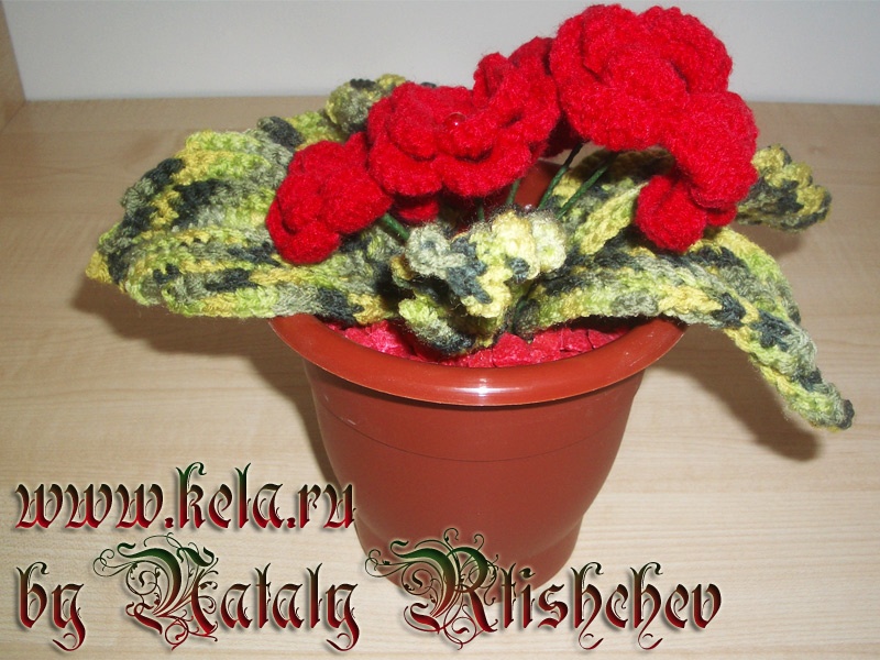 Горшочек с красными цветами вязаные листья и вязаные красные розы вязание крючком