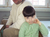белый мужской свитер и мятная кофточка для малыша